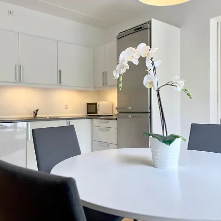 Cozy One Bedroom On Edvard Thomsens Vej, Apartment *